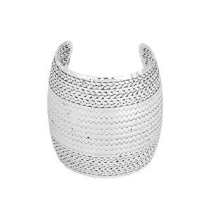 Brazalete ancho de metal plateado estilo punk con texturas trenzadas y patrones de chevron