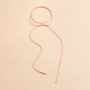 Detail einer rosa Kordel mit polierten goldenen Metallenden für DIY-Halsketten