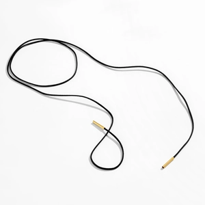 Detail von schwarzem Samtband-Halsband mit eleganten goldenen Metallkappen auf Weiß