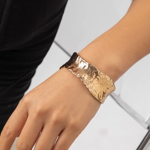 Bracciale rigido dorato largo con trama martellata irregolare in stile metal punk