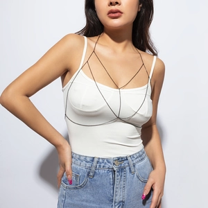 Detail einer minimalistischen schwarzen Körperkette mit Schmetterling über einem Top