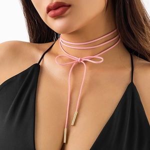 Rosa Samt Choker Halskette mit Schleife und Goldenden für elegantes Party Styling