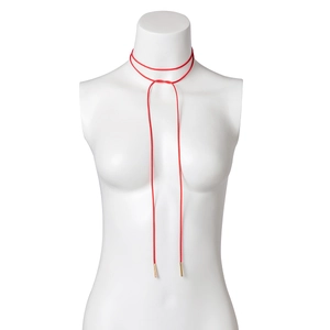 Rotes Samt-Halsband zum Binden mit goldenen Endstücken auf einem weißen Mannequin