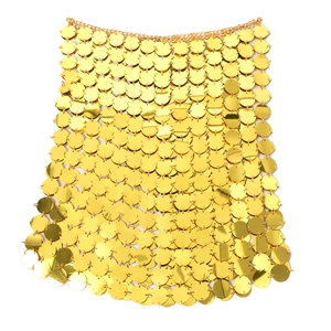 Detaillierte Makroansicht der handgefertigten goldenen Pailletten-Körperkette mit Metallgliedern