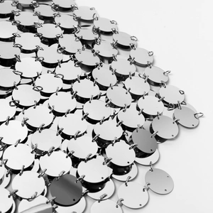Detailansicht des silbernen Metall-Pailletten-Netzes mit polierter Spiegeloberfläche