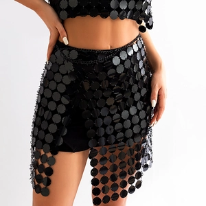 Detailansicht der schwarzen Pailletten und Metallringe an einem Body-Chain-Rock