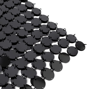 Detailansicht glänzender schwarzer Pailletten mit Metallring-Verbindung der Körperkette