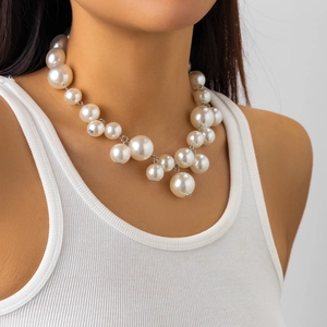 Opvallende choker halsketting met grote imitatieparels in een luxe geclusterd ontwerp