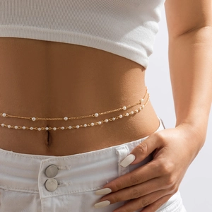 Chaîne de taille élégante à double couche en métal doré avec perles blanches délicates