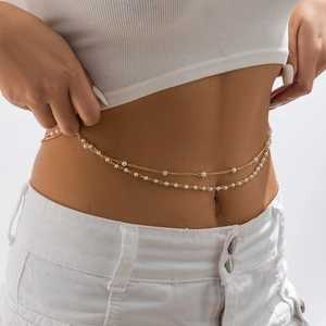 Vue détaillée de la chaîne de taille dorée à double rangée avec perles blanches