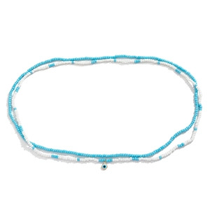 Détail de la chaîne de taille bohème avec perles bleues et blanches et pendentif œil