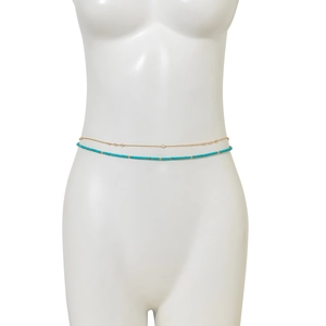 Détail d'une chaîne de taille bohème à double couche en perles turquoise sur mannequin