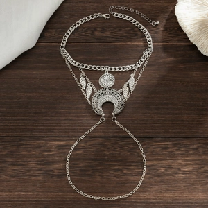 Λεπτομέρεια από ασημένιο boho περιβραχιόνιο με αλυσίδες, μισοφέγγαρο και φύλλα