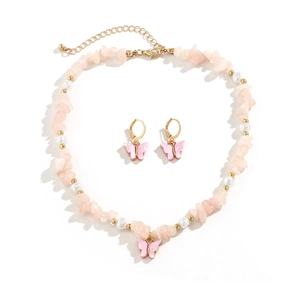 Dettaglio del set di gioielli a farfalla con cristalli rosa e perle con collana e orecchini