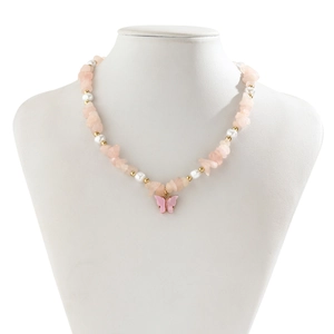 Collana di perline con pietre colorate e ciondolo a farfalla rosa su busto da gioielli