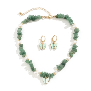 Set collana con farfalla e orecchini a cerchio con pietre verdi e perline di perle