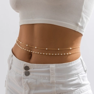 Chaîne de taille dorée à double rangée avec perles sur mannequin en habit blanc