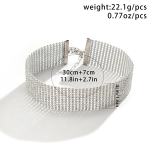 Makroansicht des silbernen mehrreihigen Strass-Chokers mit 4 cm Breite und feinen Details