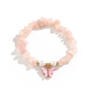 Dettaglio della collana estiva con pietre rosa, perle e ciondolo a forma di farfalla