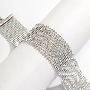 Detailansicht eines silbernen Chokers mit mehrre-Halsbands mit Strasssteinen auf weißem Halter