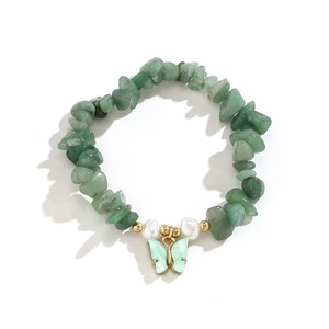 Dettaglio della collana con pietre naturali verdi, perle barocche e ciondolo a farfalla