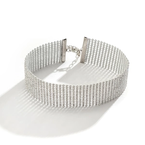 Elegantes breites Strass-Choker-Halsband in Silber mit funkelnden Kristallen.