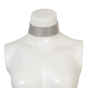 Detail eines breiten silbernen Strass-Chokers mit mehrreihigen funkelnden Kristallen
