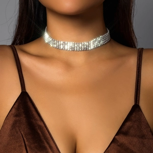 Glamouröse dreireihige Strass-Choker-Halskette in Silber an einem Frauenmodel