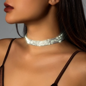 Elegantes, silberfarbenes Choker-Halsband mit vier Reihen glitzernder Strasssteine
