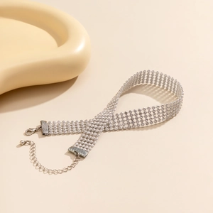 Makroaufnahme eines 5-reihigen Kristall-Chokers mit silberner Basis und Karabinerverschluss
