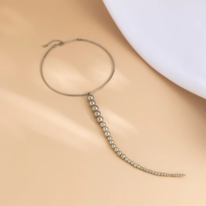 Detailansicht eines silbernen Chokers mit minimalistischem Metallring und Perlenanhänger