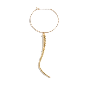 Detail von Gold-Choker mit kaskadierenden polierten Perlen und Verstellkette