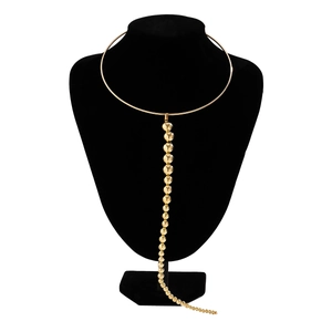 Punk Gold Choker Halskette mit großem Perlenanhänger auf einem Display-Ständer