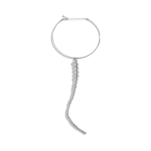 Detail der silbernen Choker-Halskette mit kaskadierendem Anhänger aus Metallperlen-Quasten