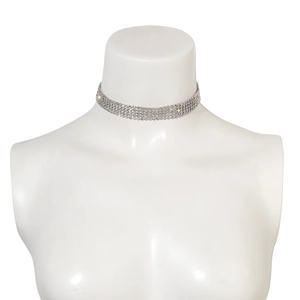 Detailansicht eines breiten 4-reihigen Kristall-Chokers auf einer weißen Büste