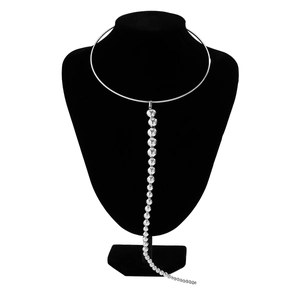 Detailansicht eines silbernen Chokers mit langer Metallperlen-Quaste auf schwarzem Display