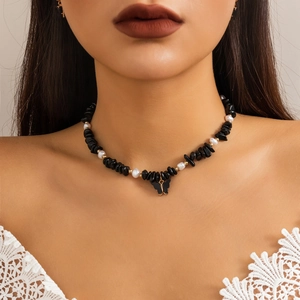 Collana di perle in pietra colorata con ciondolo a farfalla nera su pizzo