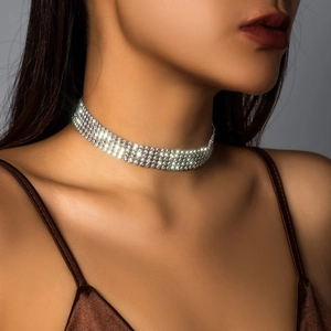 Eleganter silberner dreireihiger Strass-Choker-Halskette für Damen Partyabend
