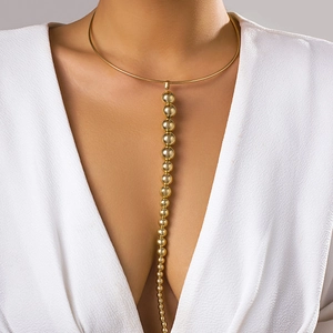 Mode-Punk-Gold-Metall-Choker mit übergroßem Perlenanhänger auf weißem V-Ausschnitt