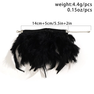 Λεπτομέρεια μαύρου choker με φτερά και ρυθμιζόμενο ασημένιο κούμπωμα καβούρι