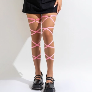 Detail eines rosa elastischen Beinketten-Sets mit Herz-Metallring und Kreuzband-Design