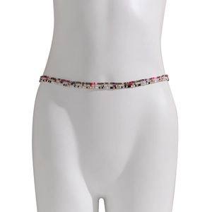 Detail van een gelaagde bohemien tailleketting met kleurrijke kralen op een mannequin