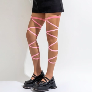 Detail rosa elastischer Beinketten mit Metallringen kombiniert mit schwarzem Rock
