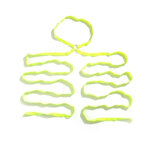 Detail van neongroene elastische beenketting met meerlaagse kruisbanden en metalen ring