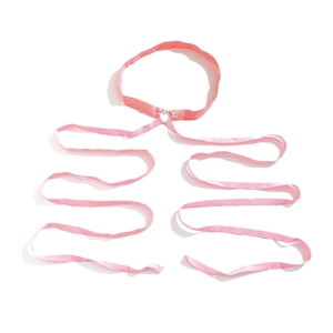 Detail der rosa Satin-Beinkette mit Herz-Metallringen und elastischen Bändern
