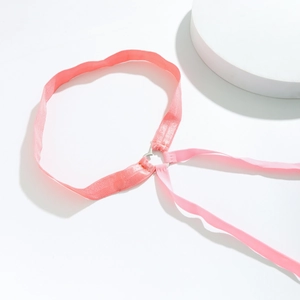 Detailansicht der rosa elastischen Beinkette mit silberner Herzschnalle und Bändern