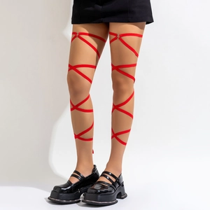 Sexy rode elastische beenharnas met zilveren metalen ringen en gekruiste gothic bandjes