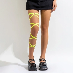 Detail eines neon-gelben Beinharnischs mit elastischen Bändern und herzförmigen Metallringen