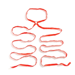 Detailweergave van een rood zijden body harnas met centrale metalen ring en banden
