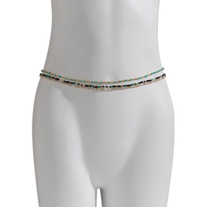 Detailweergave van de drielaagse kralenbuikketting met turquoise, zwarte en witte kralen